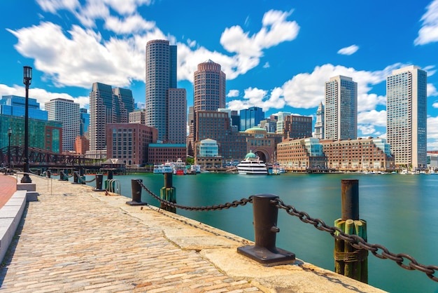 Horizonte de Boston en un día soleado de verano, vista desde el puerto en el centro de la ciudad, Massachusetts, EE.