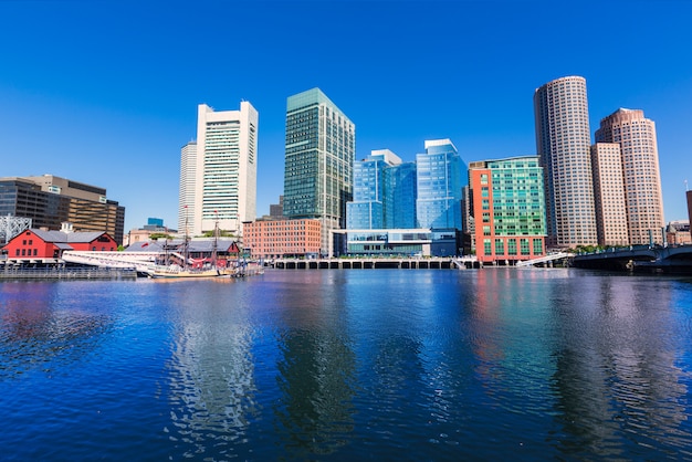 Horizonte de Boston desde la luz del sol del muelle de fan Massachusetts