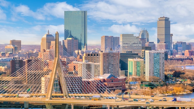 El horizonte de Boston en Massachusetts, EE.UU. en un día soleado