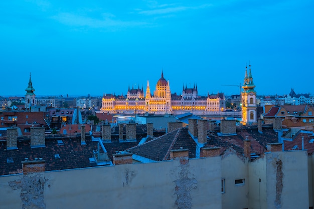 Horizonte de Budapest con el edificio del Parlamento en la ciudad de Budapest, Hungría en la noche