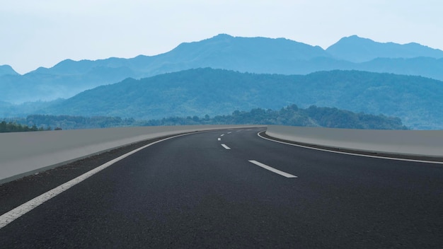 Horizonte de la carretera del bosque al aire libre