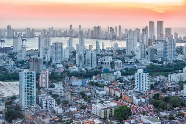 horizonte de cartagena colombia ciudad rascacielos atardecer crepúsculo