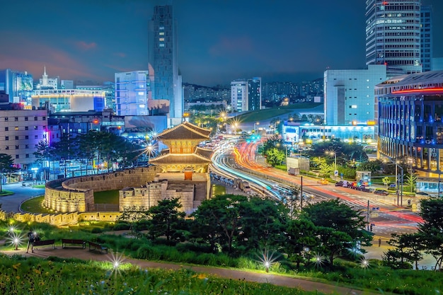 Horizonte céntrico de la ciudad de Seul en el paisaje urbano de la puerta de Dongdaemun de Corea del Sur
