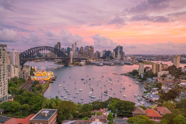 Horizonte céntrico de Sydney en Australia en el crepúsculo