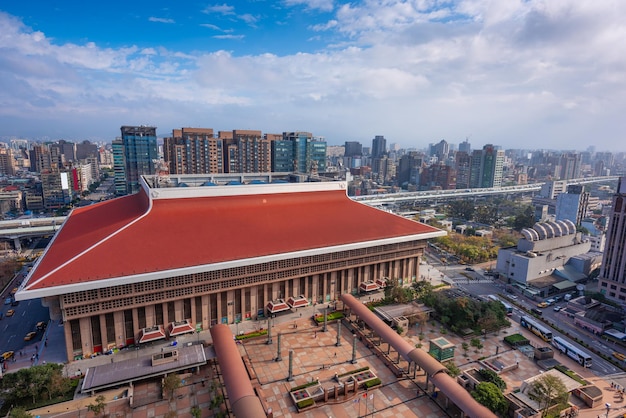 Horizonte céntrico de Taipei Taiwán sobre la estación de Taipe