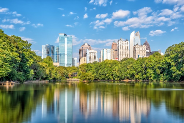 El horizonte del centro de Atlanta desde el parque en Estados Unidos