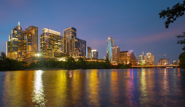 Horizonte del centro de Austin, Texas, en Estados Unidos Austin, puesta de sol en el río colorado.