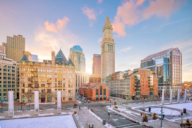 Horizonte del centro de Boston al atardecer en Massachusetts, EE.