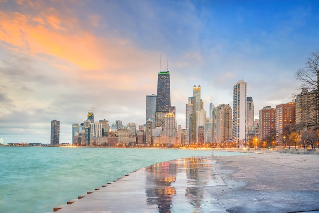 Horizonte del centro de Chicago al atardecer Illinois, EE.