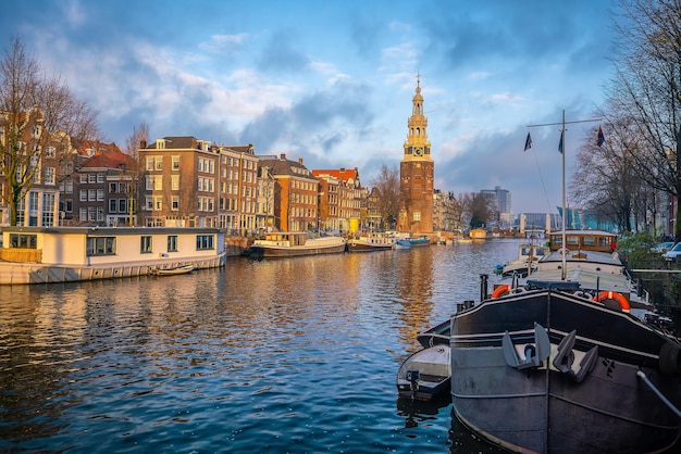 Foto horizonte del centro de la ciudad de ámsterdam paisaje urbano de los países bajos