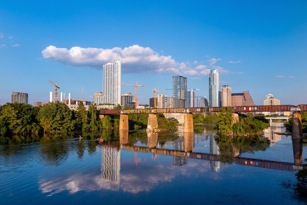 El horizonte del centro de la ciudad de Austin, paisaje urbano de Texas, EE.UU. al atardecer