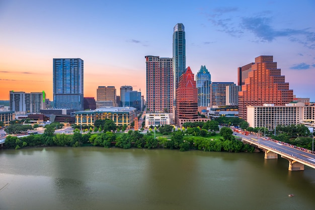 El horizonte del centro de la ciudad de Austin, Texas, EE.UU. en el río Colorado