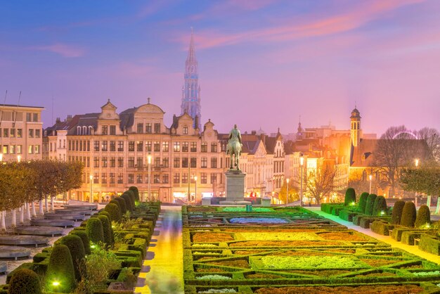 Foto horizonte del centro de la ciudad de bruselas al atardecer