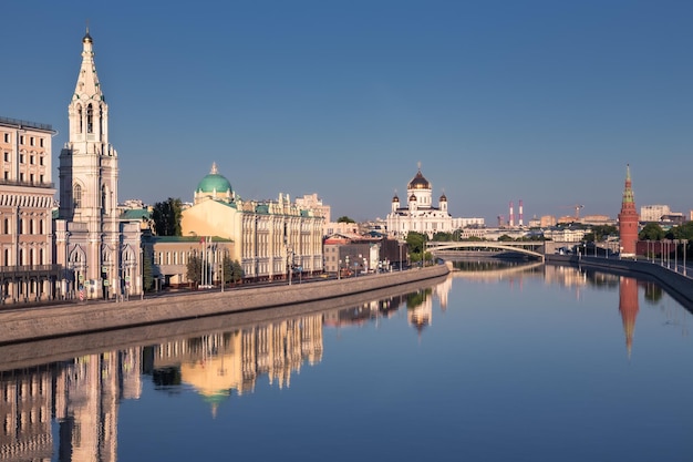 El horizonte del centro de la ciudad con edificios antiguos a lo largo de las orillas del río se refleja en el agua quieta Moscú Rusia