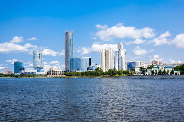 Horizonte del centro de la ciudad de Ekaterimburgo y el río Iset. Ekaterinburg es la cuarta ciudad más grande de Rusia y el centro de la provincia de Sverdlovsk.