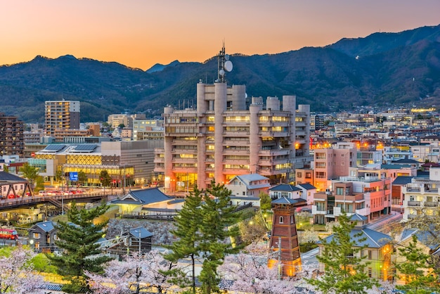 El horizonte del centro de la ciudad de Kofu, Japón, al anochecer