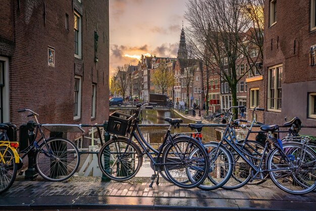 Horizonte del centro de la ciudad de Ámsterdam Paisaje urbano en los Países Bajos