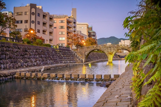 El horizonte del centro de la ciudad de Nagasaki paisaje urbano con Megane Spectacles Bridge en Kyushu, Japón