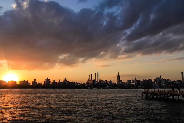 Horizonte del centro de la ciudad de Nueva York durante la puesta de sol