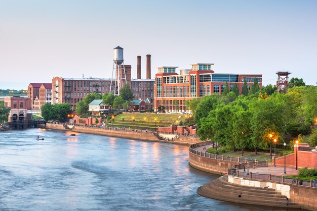 El horizonte del centro de Columbus, Georgia, EE.UU. en el río Chattahoochee