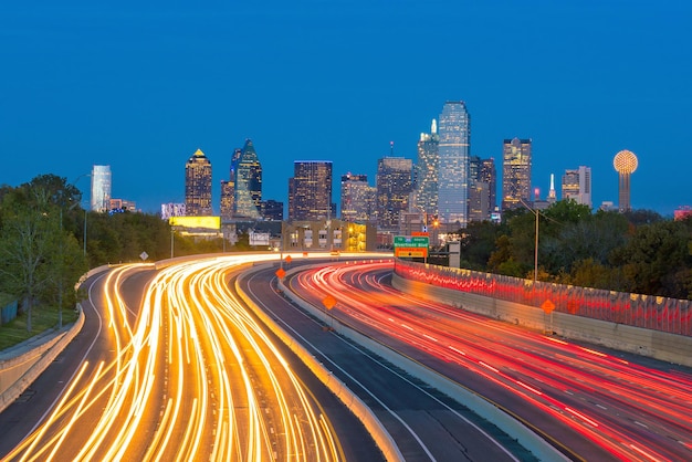 Horizonte del centro de Dallas en el crepúsculo Texas EE.UU.