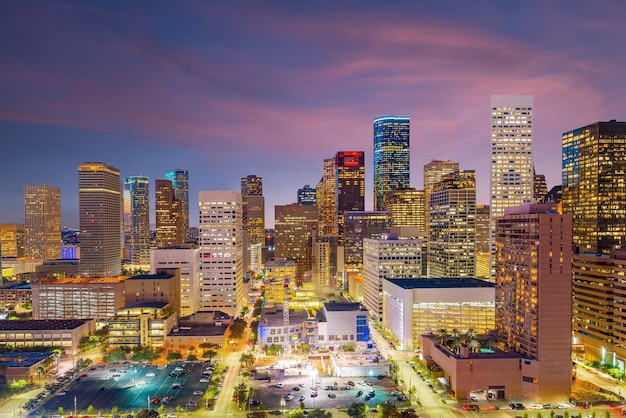 Horizonte del centro de Houston en Texas, EE.UU. en penumbra