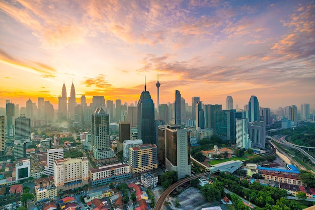 El horizonte del centro de Kuala Lumpur al crepúsculo en Malasia