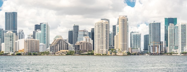 Horizonte del centro de Miami durante el día en Biscayne Bay