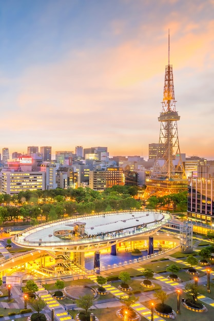 Horizonte del centro de Nagoya en Japón en penumbra