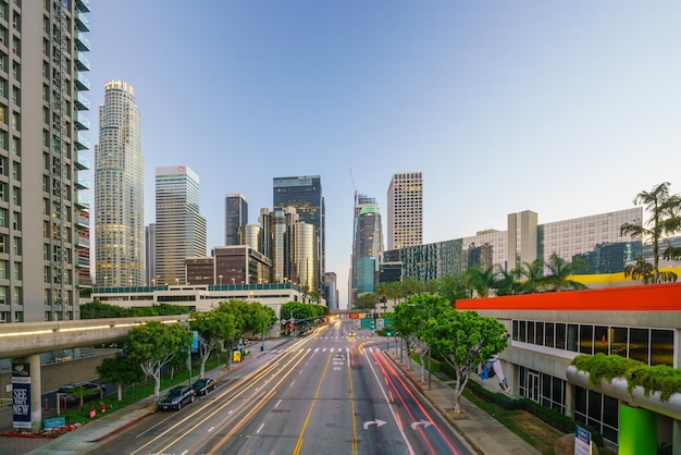 Horizonte del centro de Los Ángeles durante la hora pico