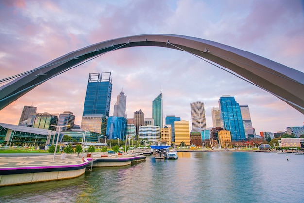 Horizonte del centro de Perth en Australia en penumbra