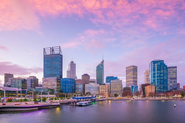 Horizonte del centro de Perth en Australia en penumbra