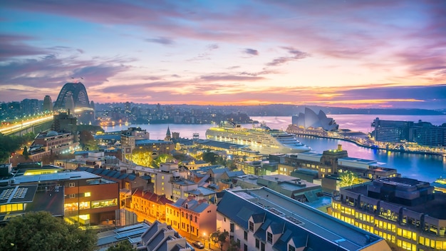 Horizonte del centro de Sydney en Australia desde la vista superior en el crepúsculo