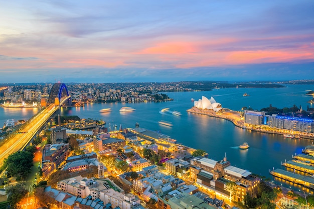 Horizonte del centro de Sydney en Australia desde la vista superior en el crepúsculo