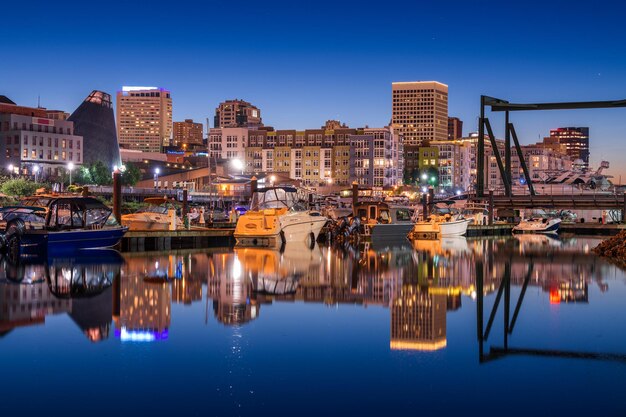 El horizonte del centro de Tacoma, Washington, EE.UU. en la bahía de Commencement