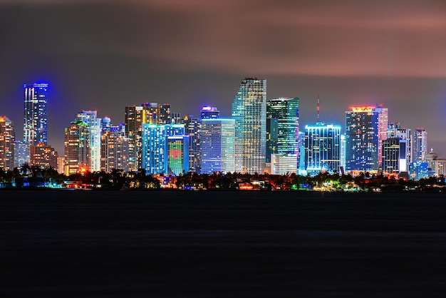 Horizonte cidade Miami iluminação Luzes mar oceano Pôr do sol noite Paisagem urbana Edifícios Centro da cidade arquitetura Arranha-céu crepúsculo panorama Miami noite Centro da cidade