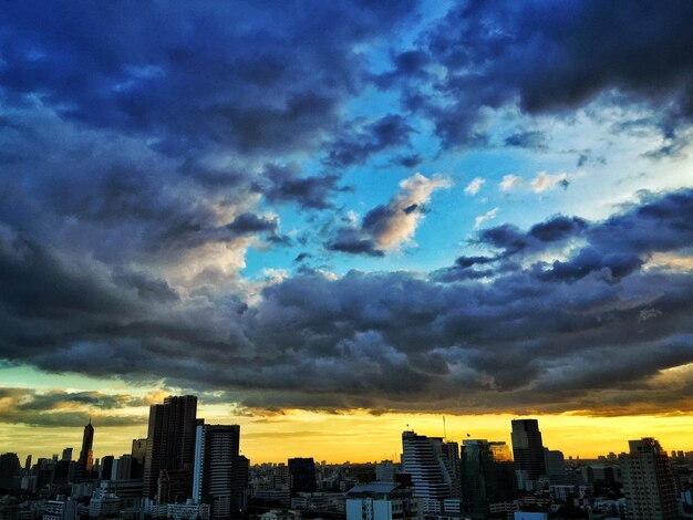 El horizonte de la ciudad al atardecer