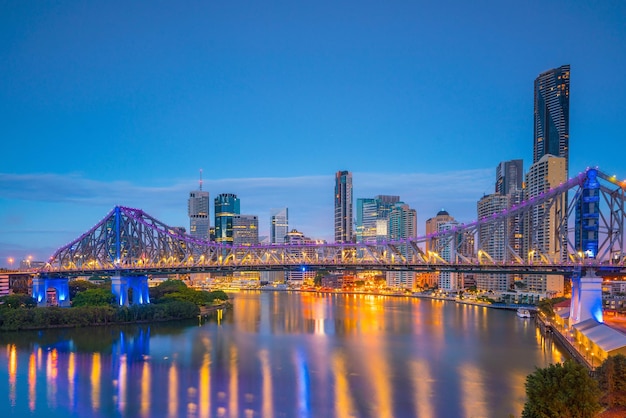 El horizonte de la ciudad de Brisbane y el río Brisbane al crepúsculo en el sur de Australia
