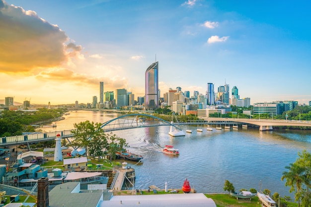 El horizonte de la ciudad de Brisbane y el río Brisbane en penumbra en Australia