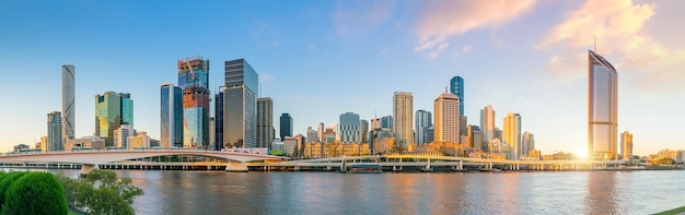 El horizonte de la ciudad de Brisbane y el río Brisbane en penumbra en Australia