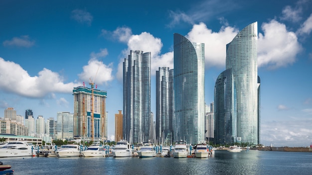 Horizonte de la ciudad de Busan y rascacielos en el distrito de Haeundae, Corea del Sur.