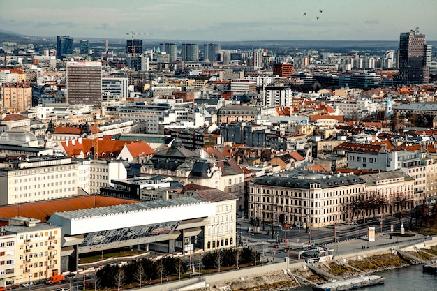 Horizonte de la ciudad capital de Eslovaquia Bratislava