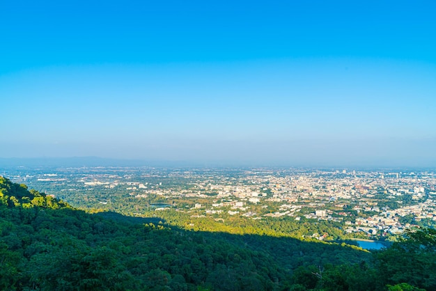 Horizonte de la ciudad de Chiang Mai con cielo azul en Tailandia