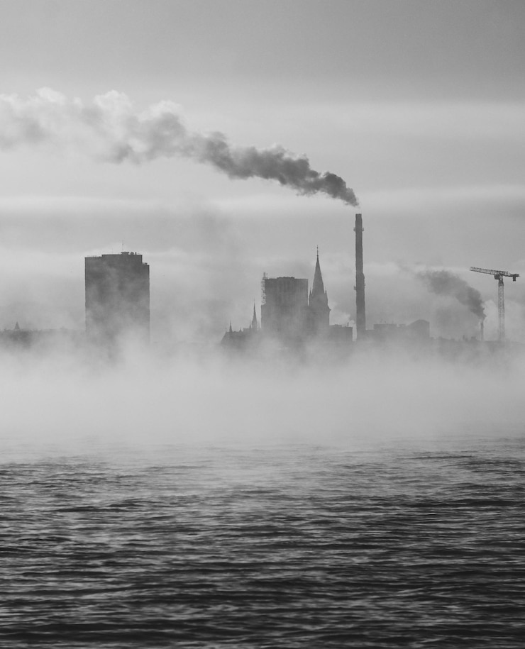 Foto un horizonte de la ciudad con una ciudad de niebla en el fondo