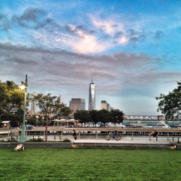 Foto el horizonte de la ciudad contra el cielo nublado