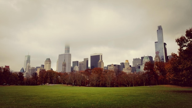 Foto el horizonte de la ciudad contra el cielo nublado