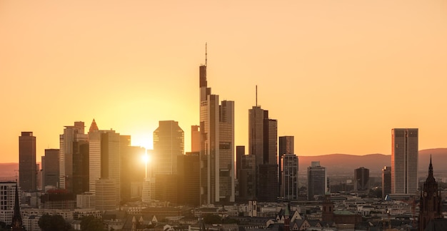 Horizonte de la ciudad del distrito financiero de Frankfurt al atardecer