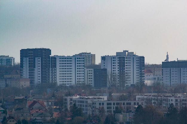 Foto el horizonte de una ciudad con un edificio blanco al fondo.