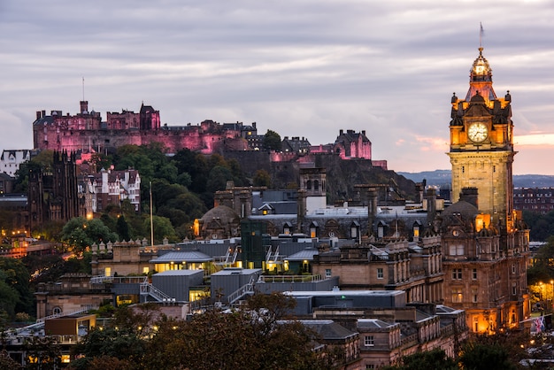 Horizonte de la ciudad de Edimburgo en la noche