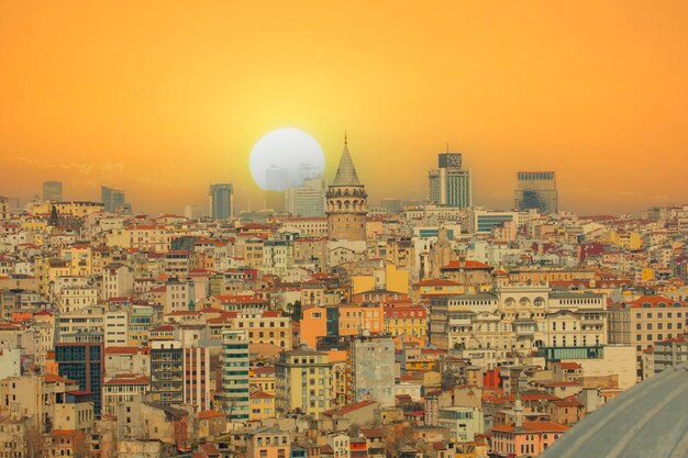 Foto un horizonte de la ciudad con una gran bola blanca en el medio